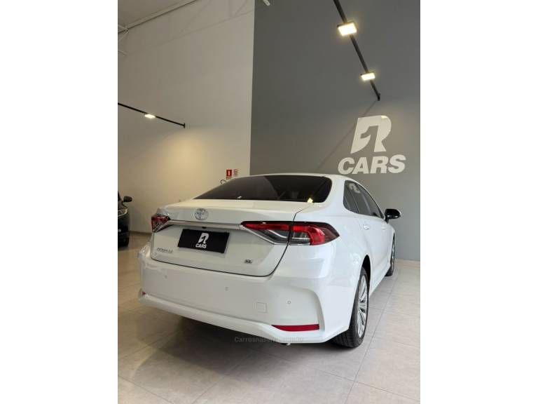 TOYOTA - COROLLA - 2022/2023 - Branca - R$ 139.000,00