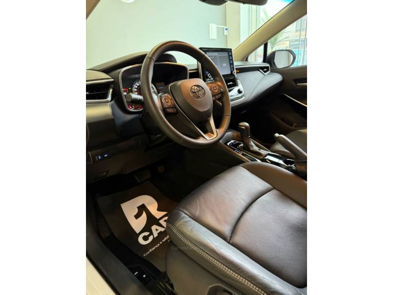 TOYOTA - COROLLA - 2022/2023 - Branca - R$ 139.000,00