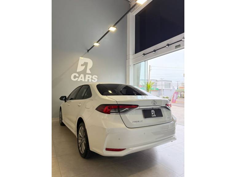 TOYOTA - COROLLA - 2022/2023 - Branca - R$ 139.000,00