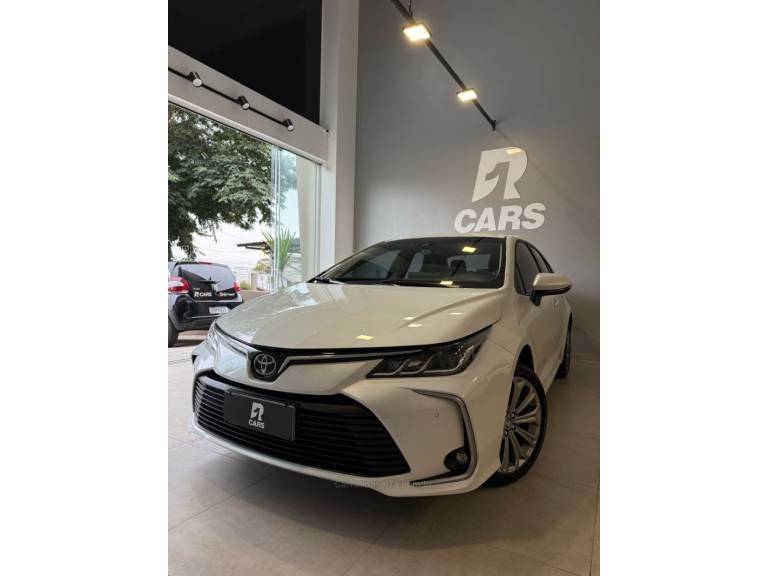 TOYOTA - COROLLA - 2022/2023 - Branca - R$ 139.000,00