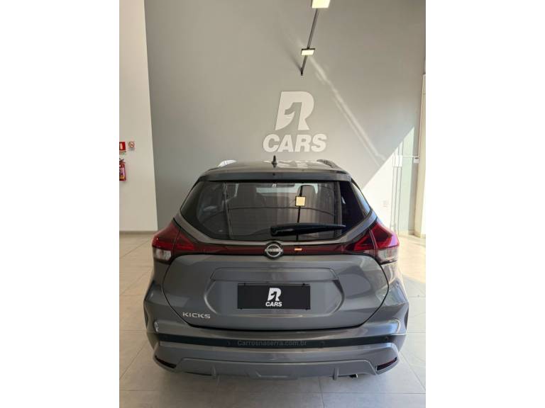NISSAN - KICKS - 2022/2023 - Cinza - R$ 110.000,00