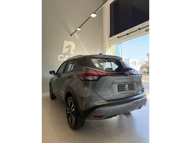 NISSAN - KICKS - 2022/2023 - Cinza - R$ 110.000,00